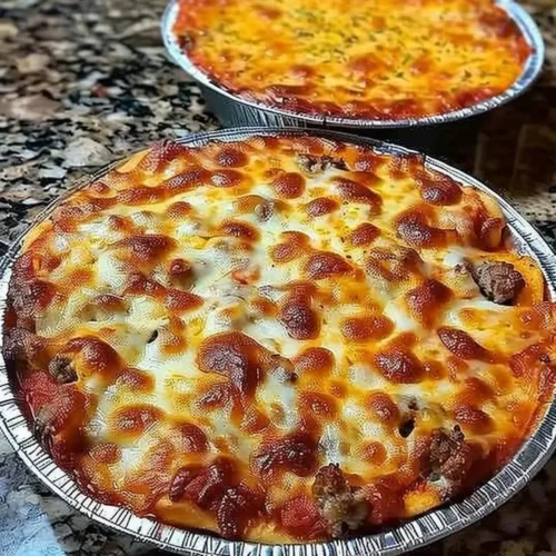 A flavorful crustless pizza bowl filled with fresh toppings and cheese.