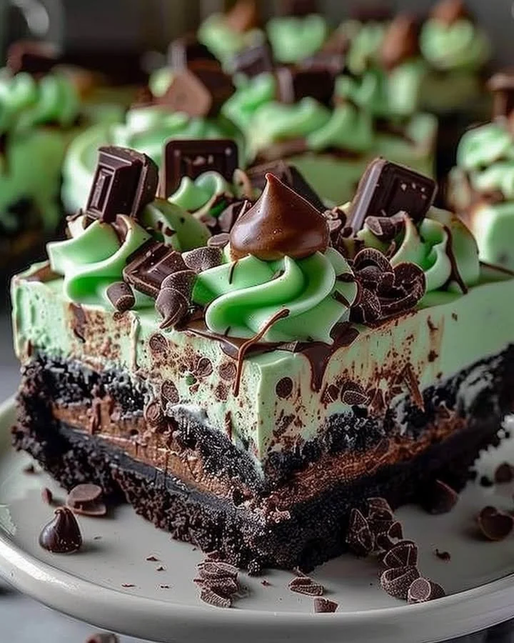 Slice of mint chocolate fudge cheesecake cake topped with chocolate shavings